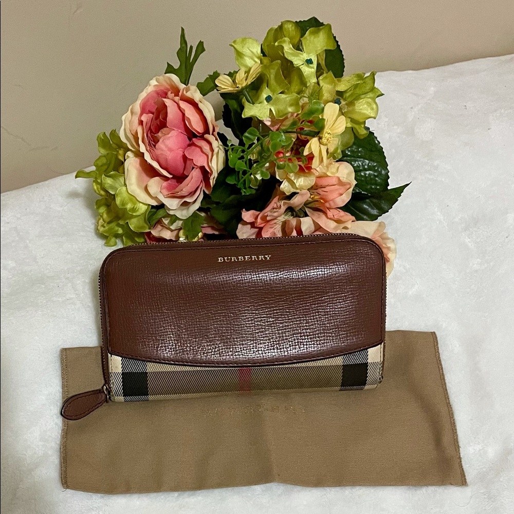 ✨BURBERRY zip wallet✨